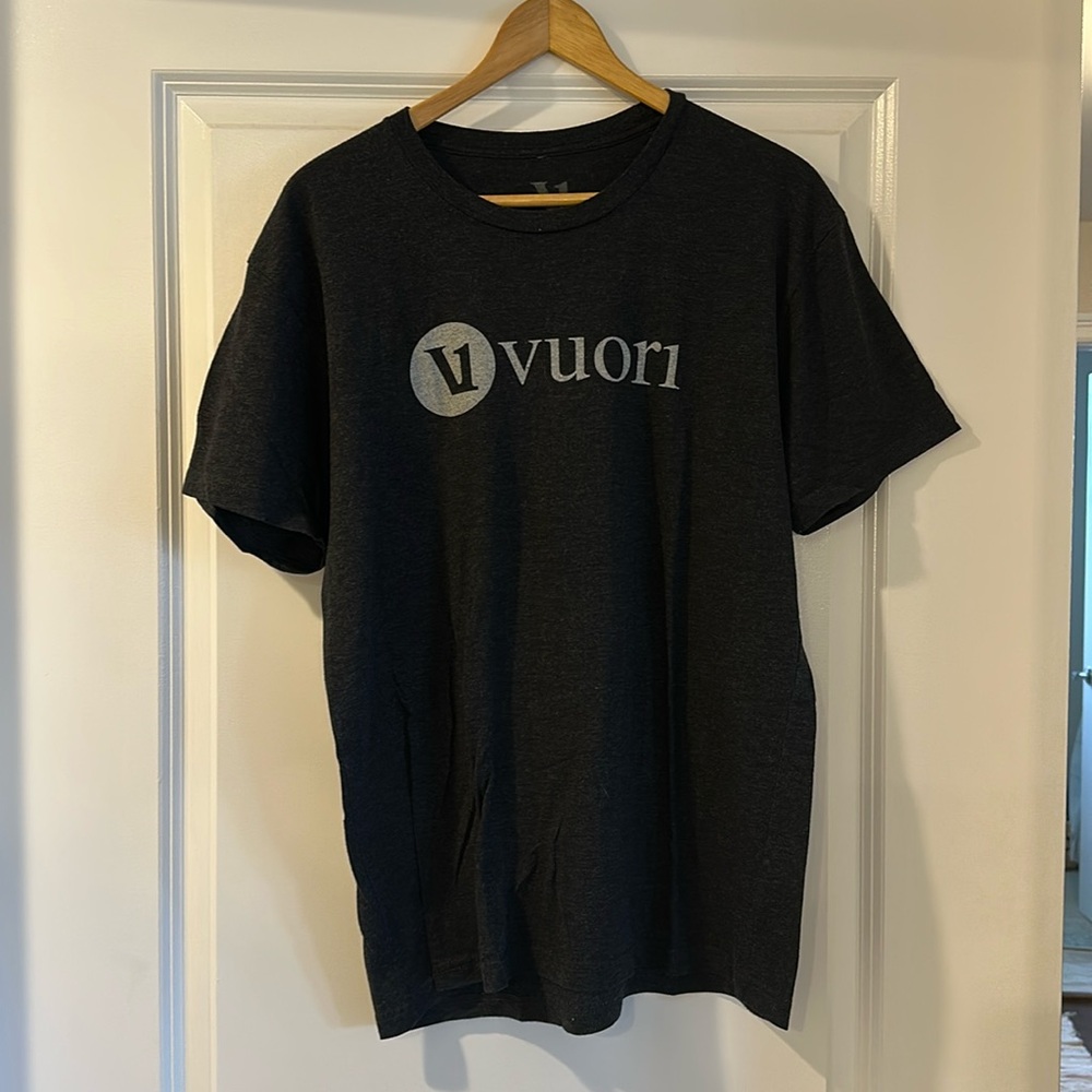 Men’s Vuori Logo Tee.
